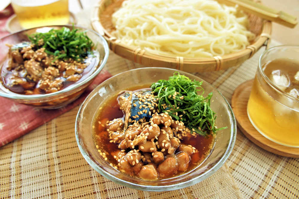 コモディイイダ 歳時記レシピ サバ缶と納豆のつけ麺